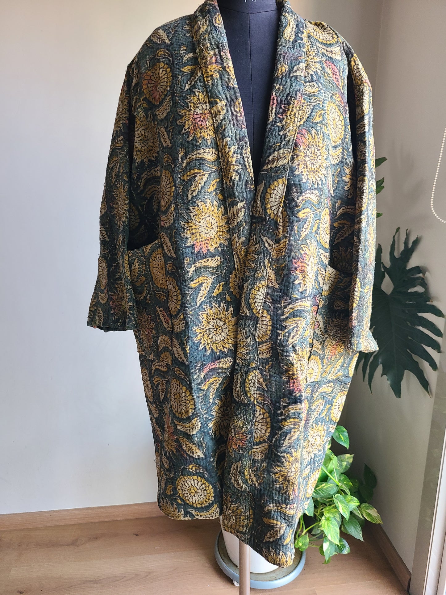 Vintage Reversible Thrift Kantha Jacket: Sustainable Outerwear from Upcycled Recycled Sarees
