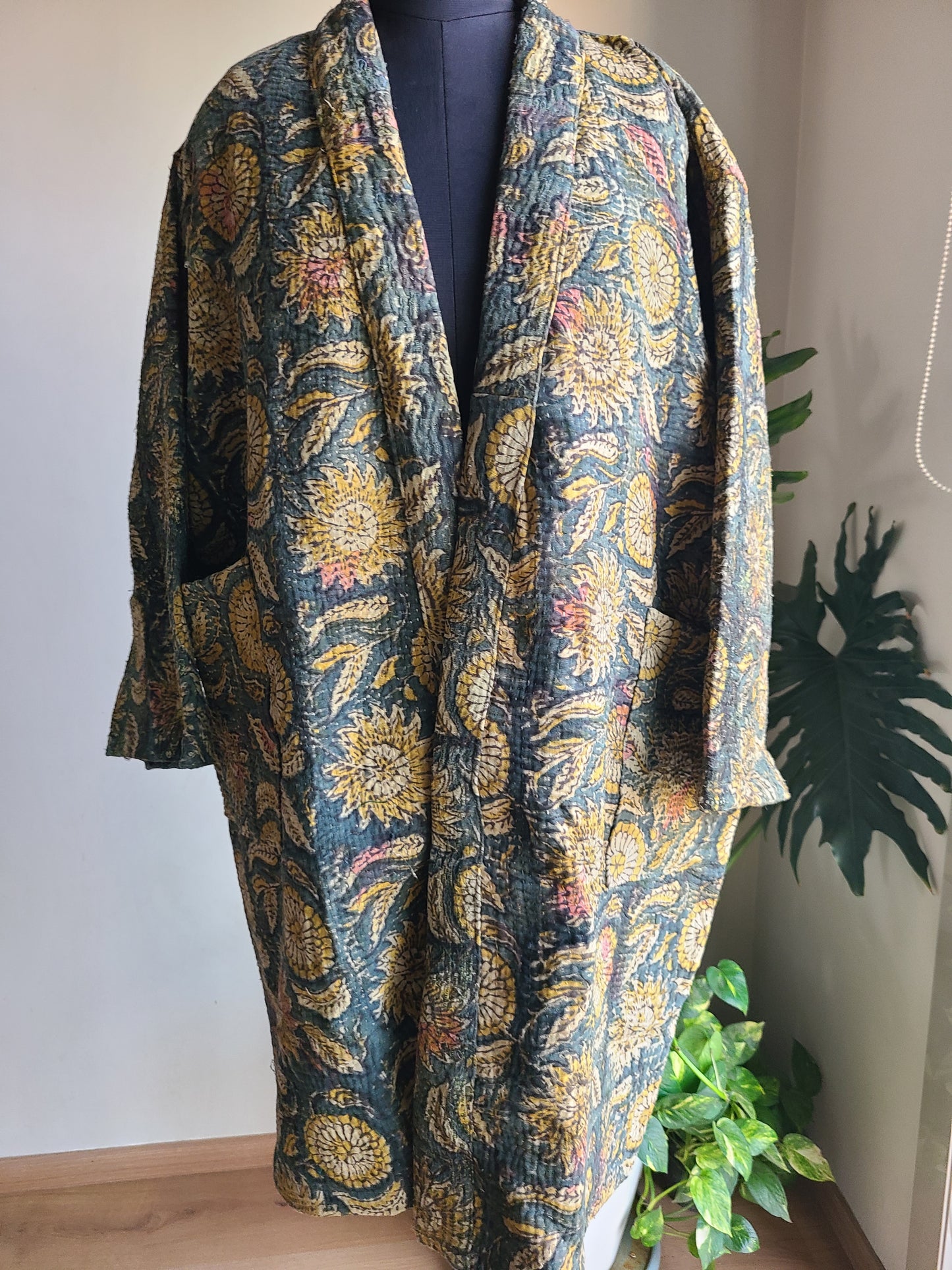 Vintage Reversible Thrift Kantha Jacket: Sustainable Outerwear from Upcycled Recycled Sarees