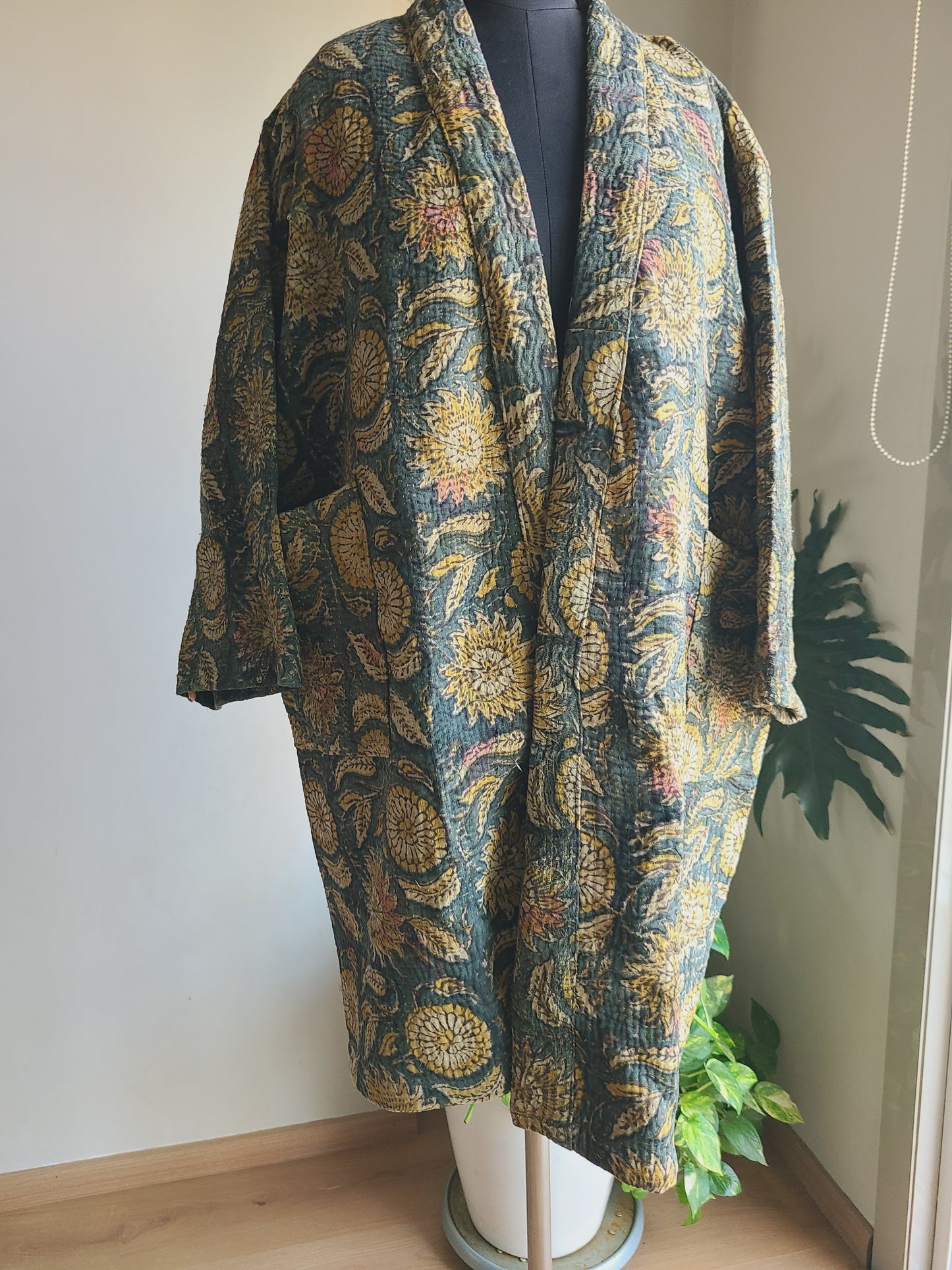 Vintage Reversible Thrift Kantha Jacket: Sustainable Outerwear from Upcycled Recycled Sarees