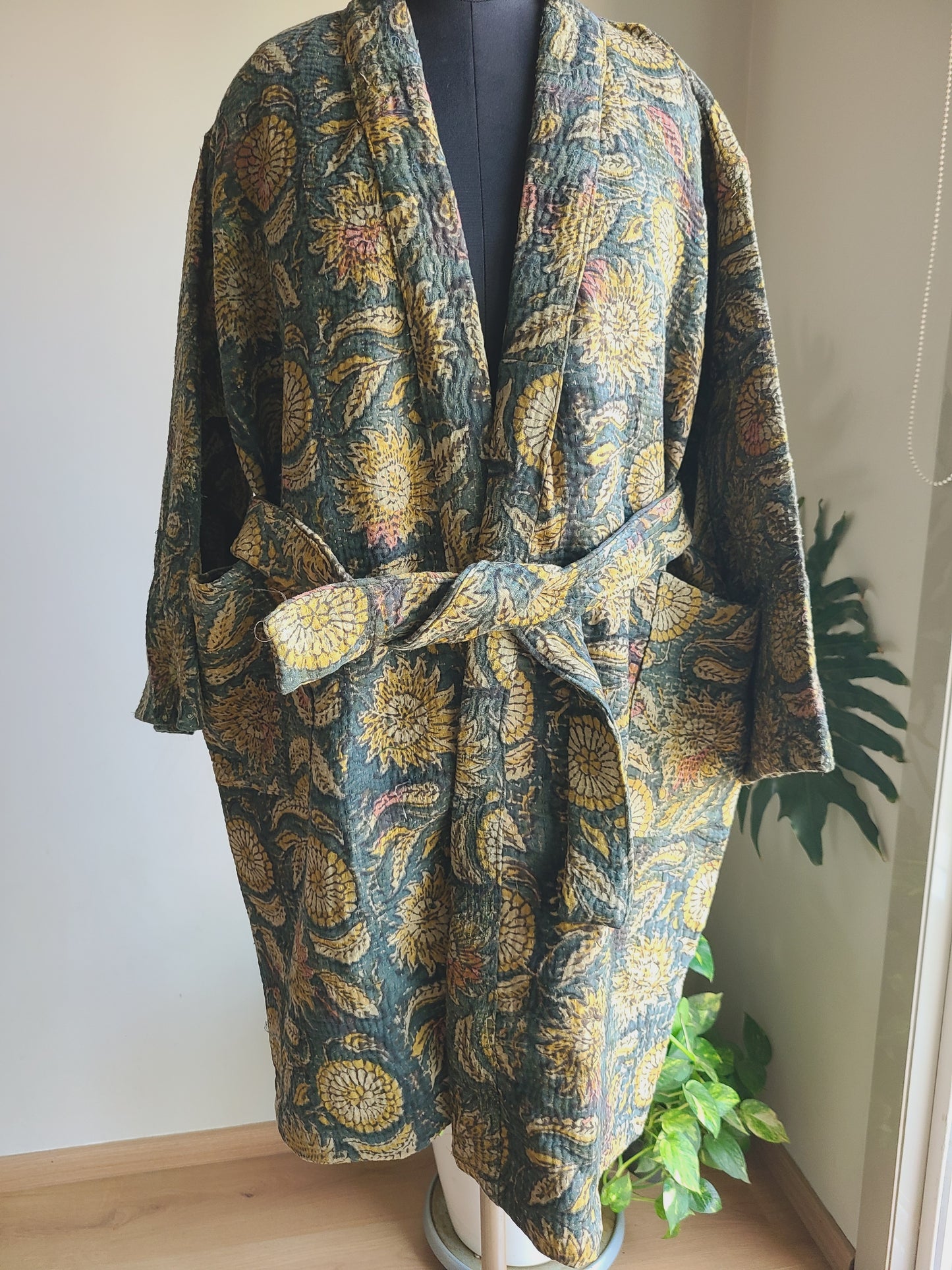 Vintage Reversible Thrift Kantha Jacket: Sustainable Outerwear from Upcycled Recycled Sarees