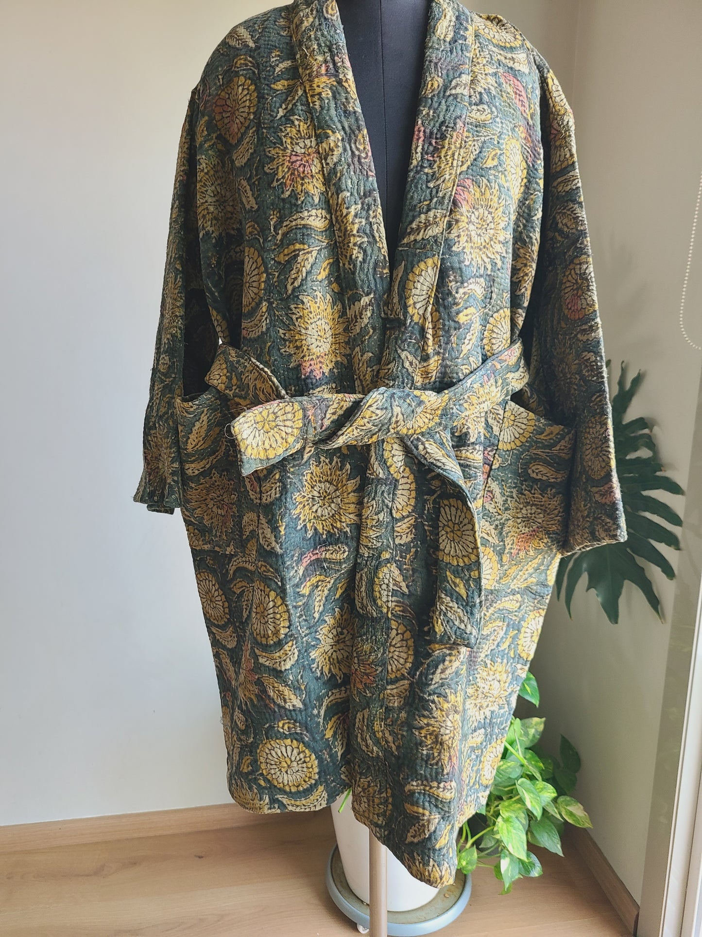Vintage Reversible Thrift Kantha Jacket: Sustainable Outerwear from Upcycled Recycled Sarees