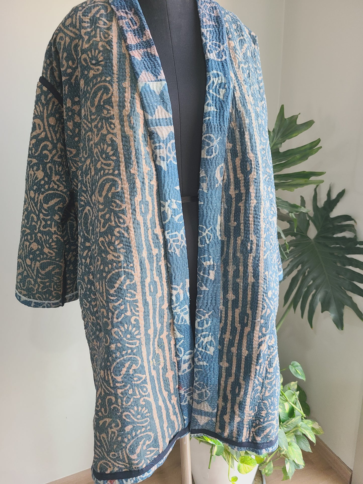 Vintage Reversible Thrift Kantha Jacket: Sustainable Outerwear from Upcycled Recycled Sarees