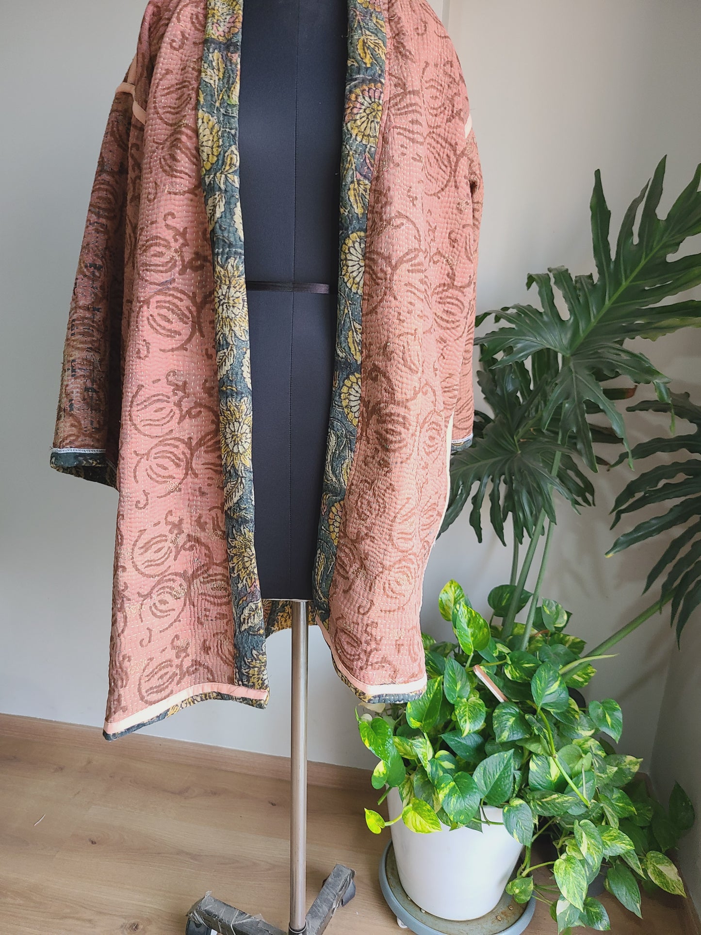 Vintage Reversible Thrift Kantha Jacket: Sustainable Outerwear from Upcycled Recycled Sarees