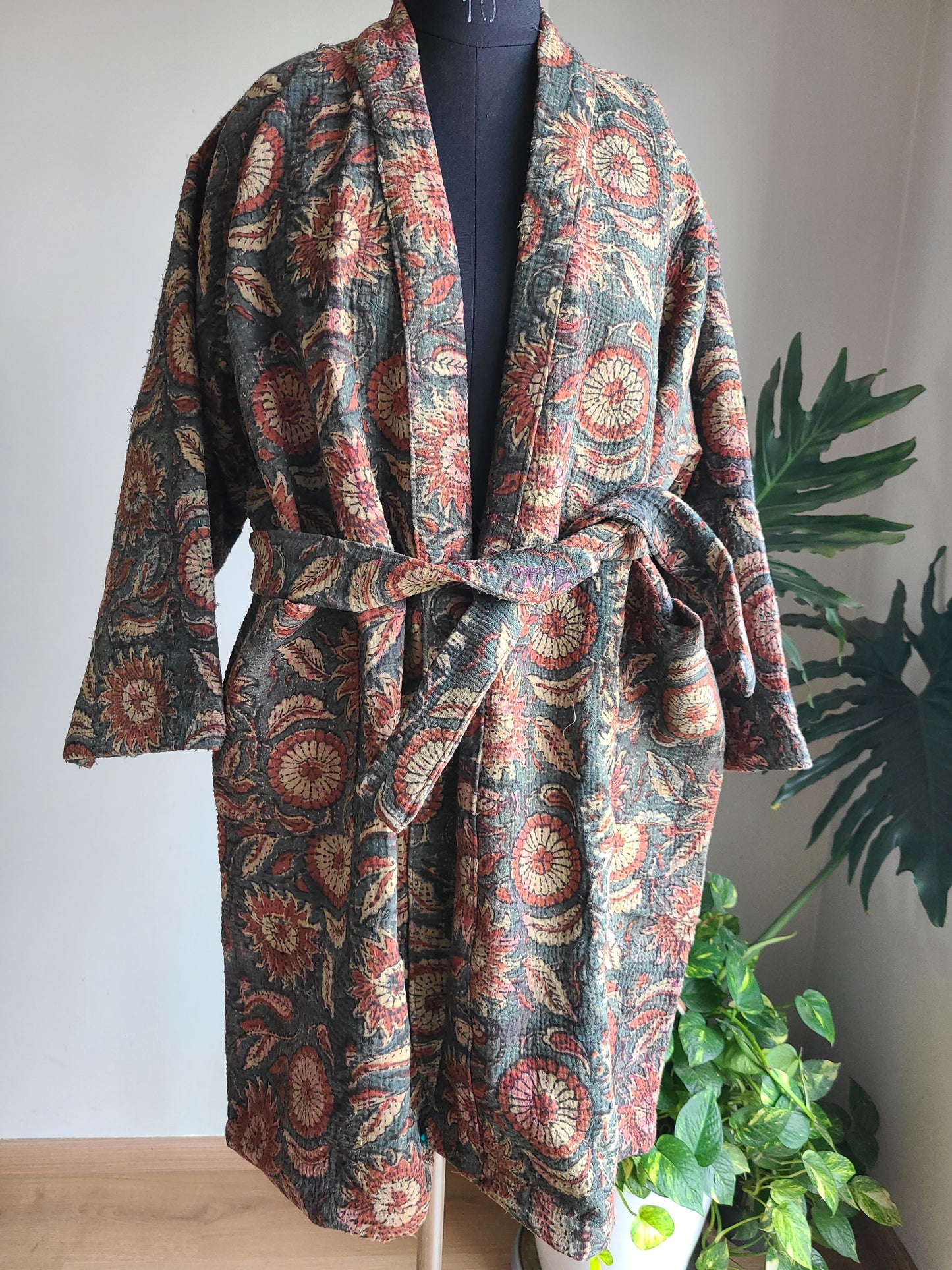 Vintage Reversible Thrift Kantha Jacket: Sustainable Outerwear from Upcycled Recycled Sarees