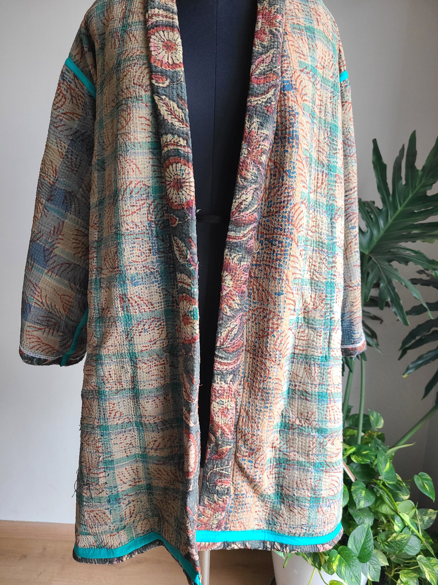 Vintage Reversible Thrift Kantha Jacket: Sustainable Outerwear from Upcycled Recycled Sarees
