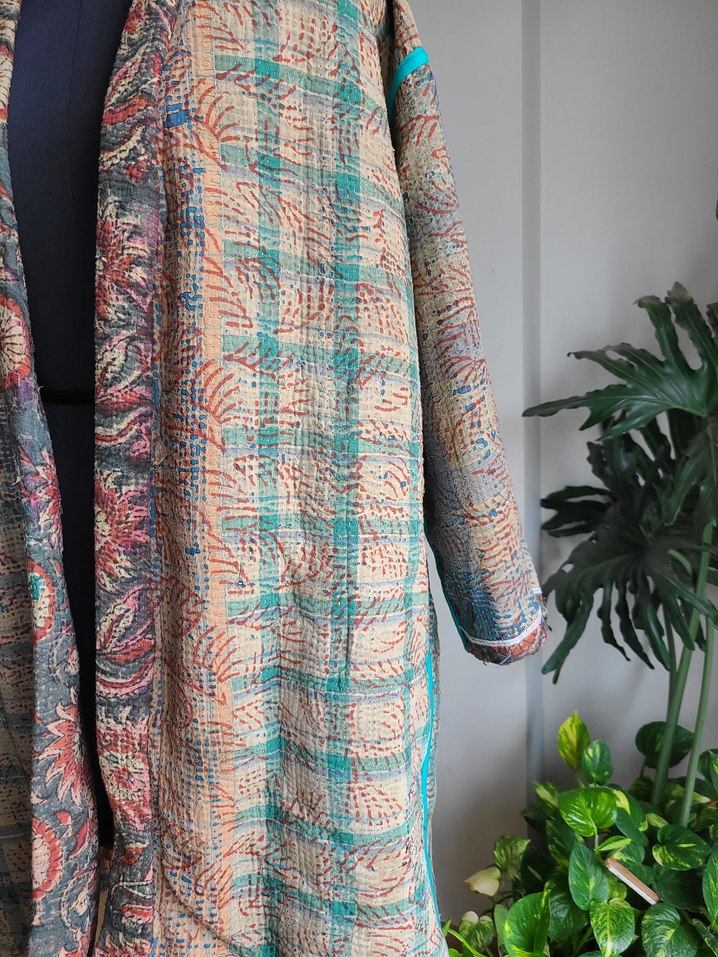Vintage Reversible Thrift Kantha Jacket: Sustainable Outerwear from Upcycled Recycled Sarees
