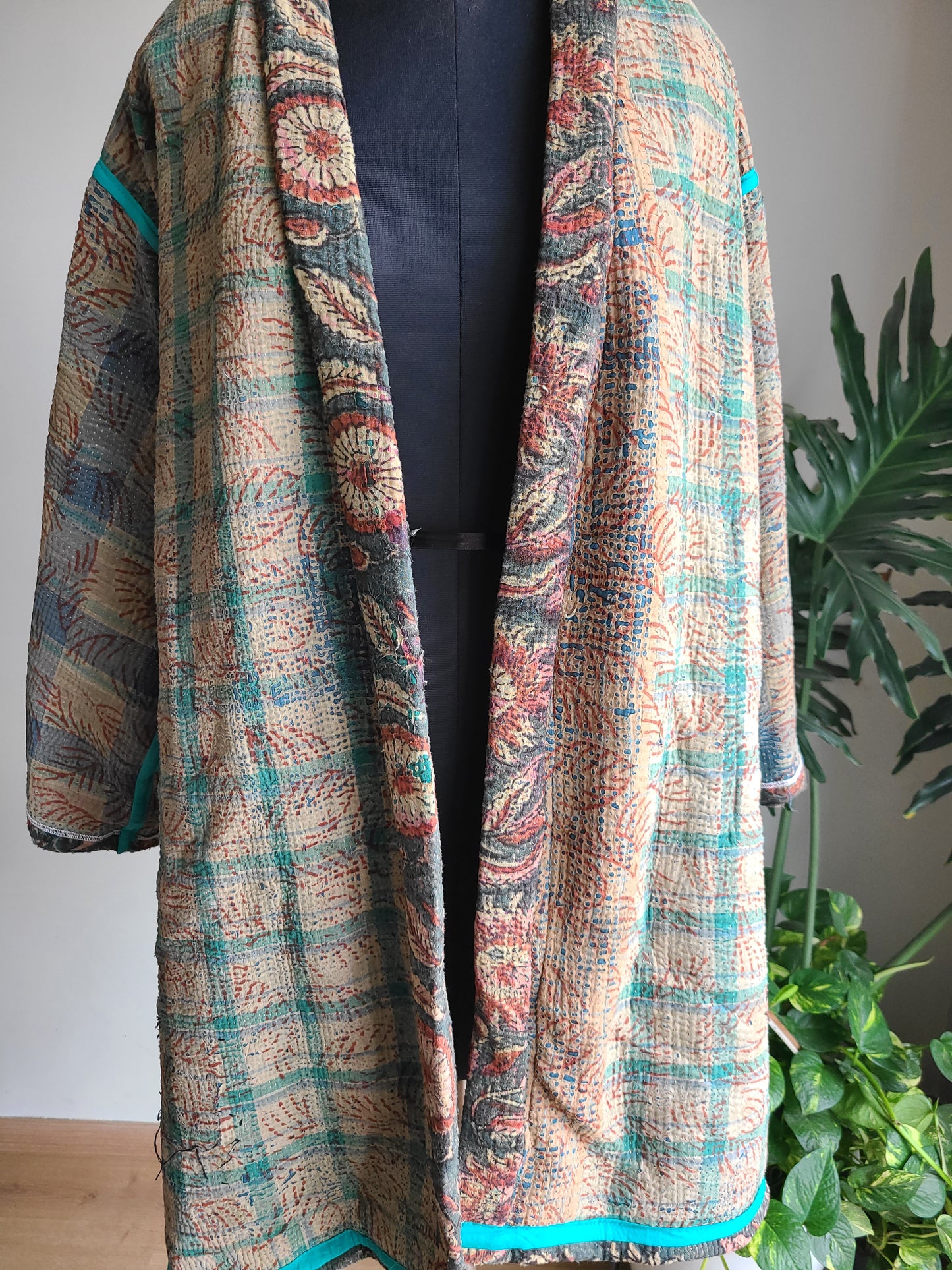 Vintage Reversible Thrift Kantha Jacket: Sustainable Outerwear from Upcycled Recycled Sarees