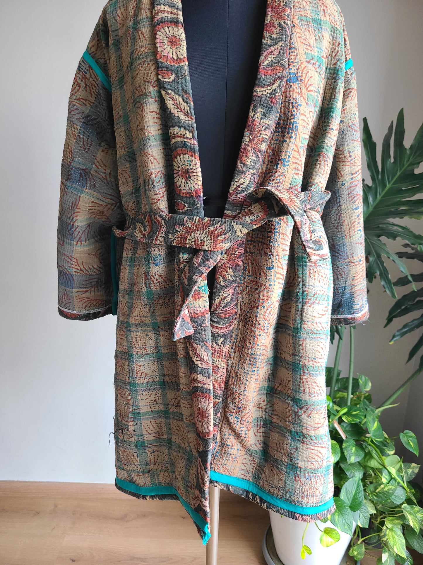 Vintage Reversible Thrift Kantha Jacket: Sustainable Outerwear from Upcycled Recycled Sarees