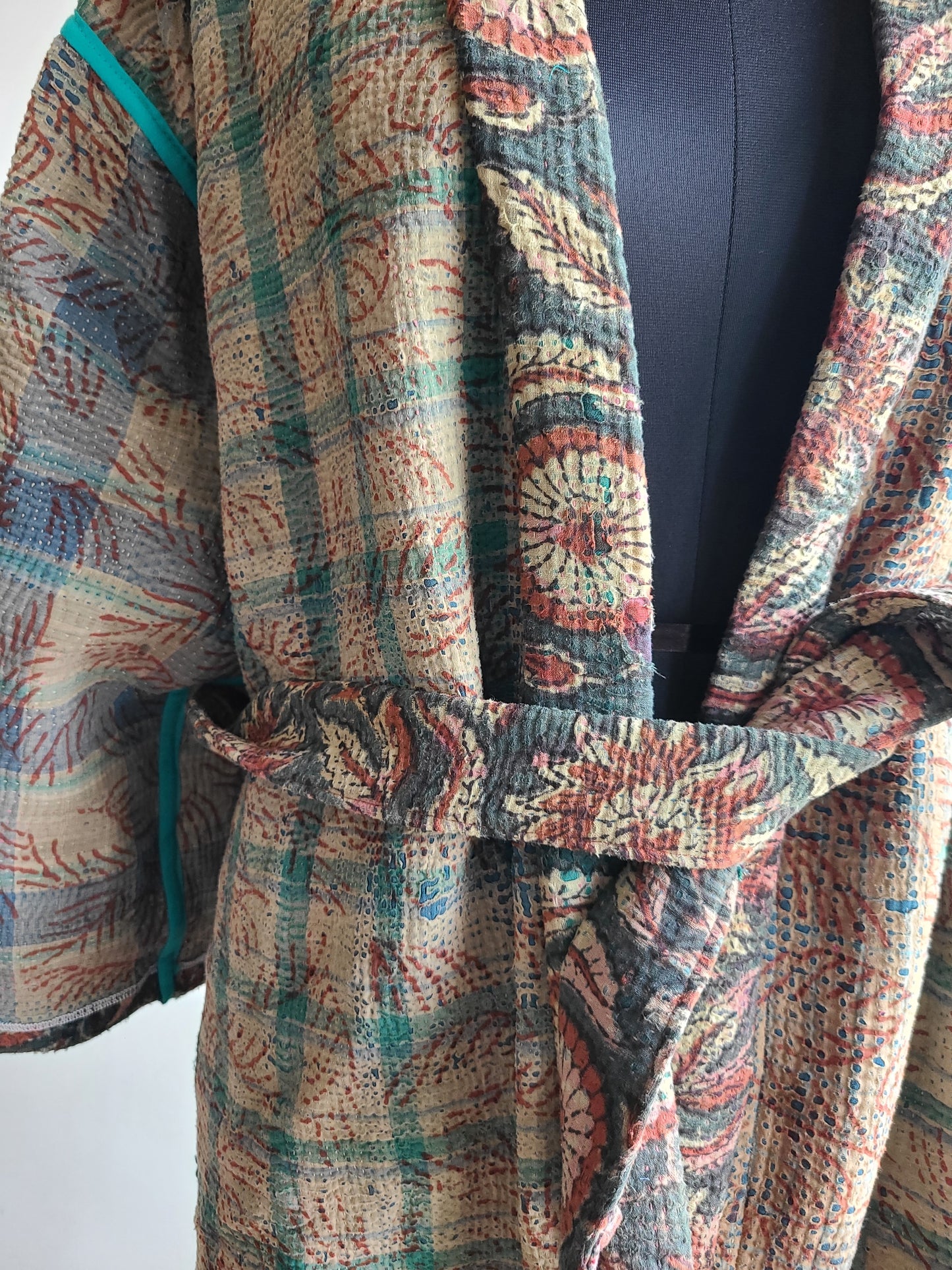 Vintage Reversible Thrift Kantha Jacket: Sustainable Outerwear from Upcycled Recycled Sarees