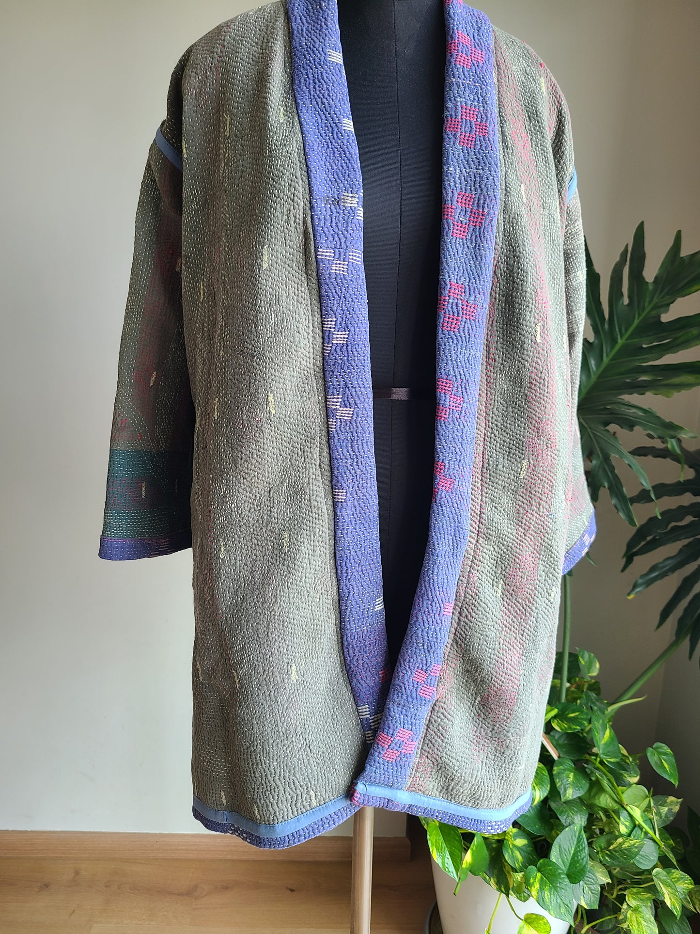 Vintage Reversible Thrift Kantha Jacket: Sustainable Outerwear from Upcycled Recycled Sarees