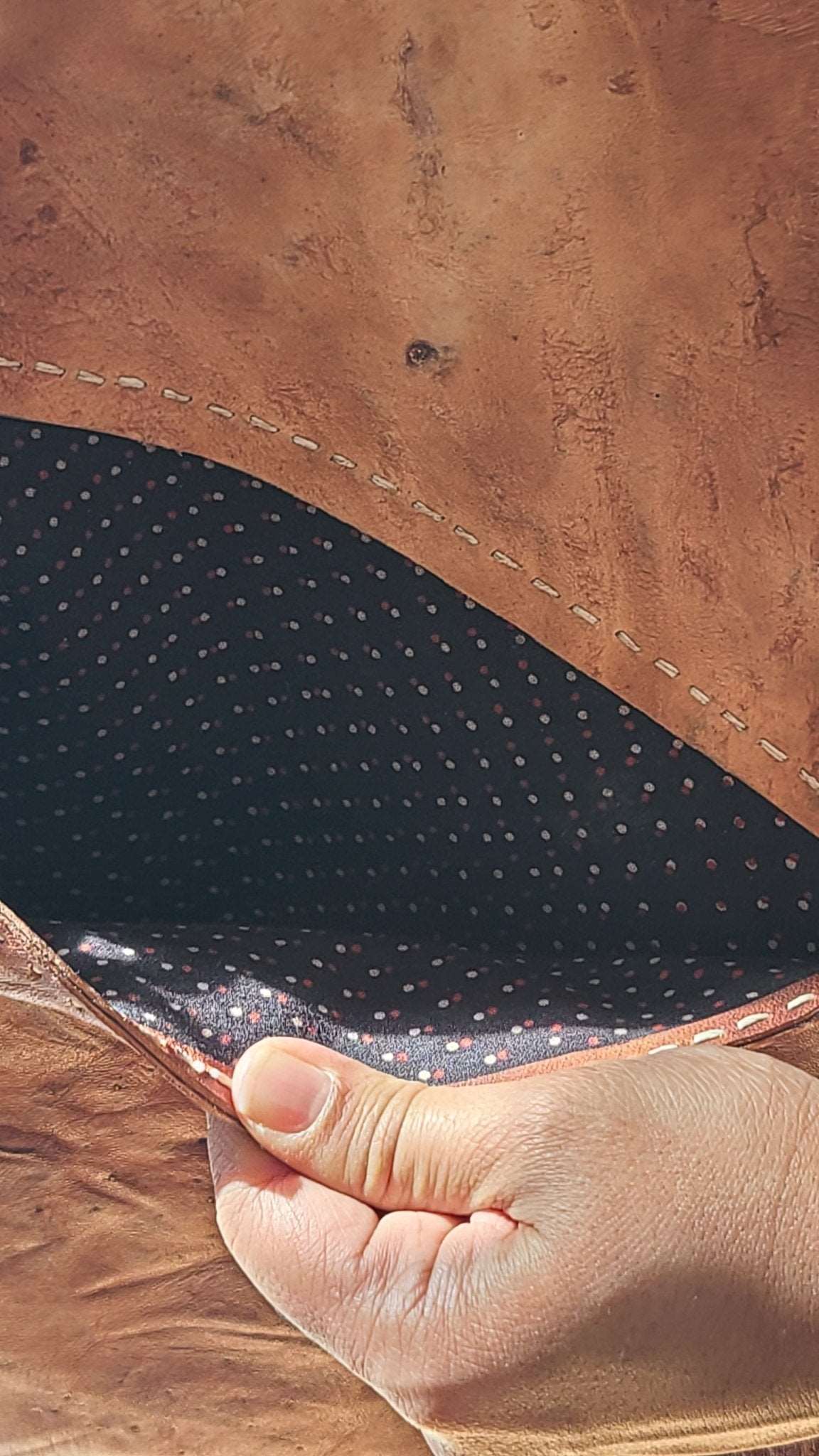 Exquisite Kutch Handmade Leather - Artisan Craftsmanship - Indianidhi