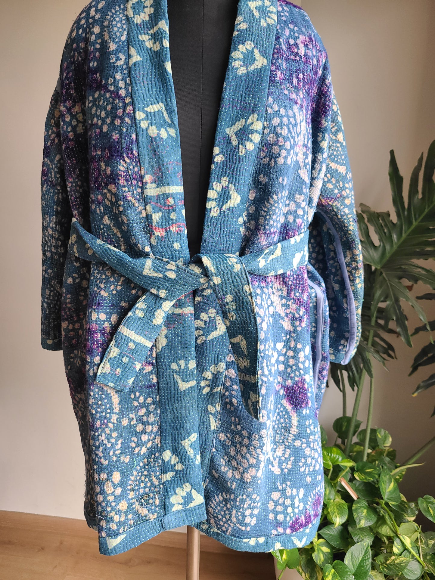 Vintage Reversible Thrift Kantha Jacket: Sustainable Outerwear from Upcycled Recycled Sarees